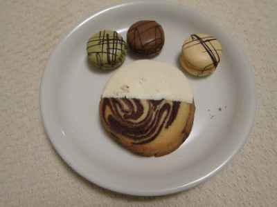 Sable and macarons