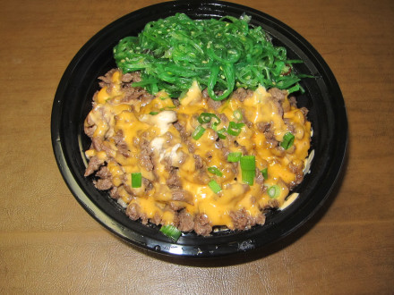 Beef bowl with seaweed